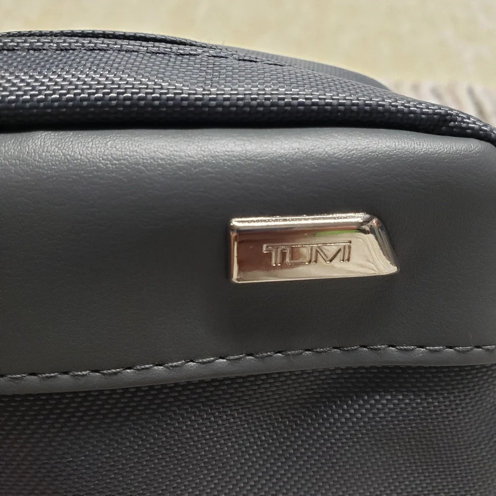 TUMI For Delta Lined Toiletries Bag With Zipper And Silver TUMI Logo